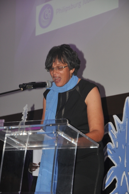 141127-Acceptance-speech-Library-Director-Monique-Alberts-Crystal-Pineapple.jpg